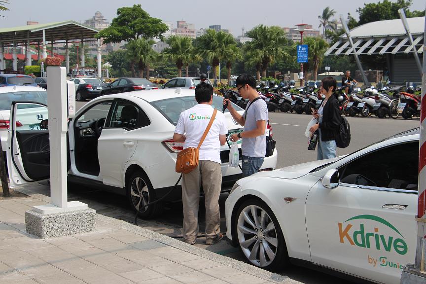 示範租賃站提供最新的納智捷S3電動車，供民眾試駕。（高雄市政府）