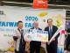 星馬農特產品拓銷活動在新加坡FairPrice NEX 分店舉辦開幕活動，由高雄市政府農業局姚志旺局長（左）擔任投手，象徵將高雄農產推向新加坡市場；新加坡FairPrice生鮮蔬果部總監（右）擔任打者，寓意透過通路強力推廣，將高雄優質農產擴散至新加坡各地；駐新加坡台北代表處公使（中）則象徵性擔任裁判，共同見證本次合作成果。.jpg