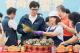 圖4：高雄市長陳其邁到場立委、議員、三鳳中街伍進昌主委與主廚張宜燕共同體驗包粽樂趣，提前與民眾歡慶端午佳節.jpg