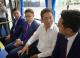 圖說2. 素有「泰國特斯拉」美譽的EA集團，重要推手集團創辦人兼執行長Somphote Ahunai（右二）與高市府經發局長廖泰翔（右一）共乘該集團電巴，就電動車產業發展交換意見