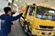 圖3、市長陳其邁向清運車輛同仁致意並致贈紅包