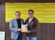 高雄市政府農業局長致贈高雄山茶及蜂蜜予馬來西亞公司負責人