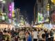 圖說4：市府配合演唱會推出商圈夜市優惠券，引導歌迷探索城市並創造落地消費，讓在地夜市人氣飆升，整體人潮比平常多了三成，攤商們都因此開心的忙著做生意.jpg
