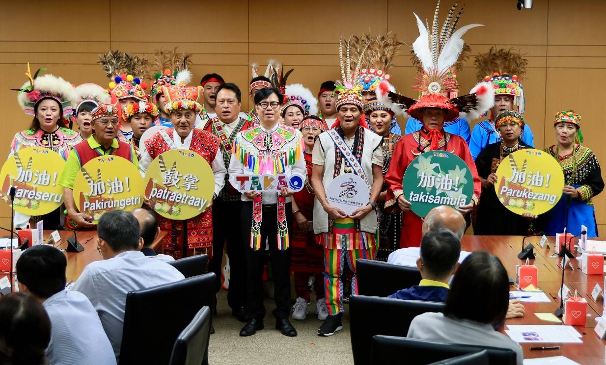Mayor Chen Chi-mai Receives Traditional Attire from Tribal Chief, Invites Citizens to Celebrate the Beauty of Indigenous Culture at the Takao Festival
