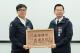 1150714市政會議04-頒發郭添貴秘書長退休禮品.jpg