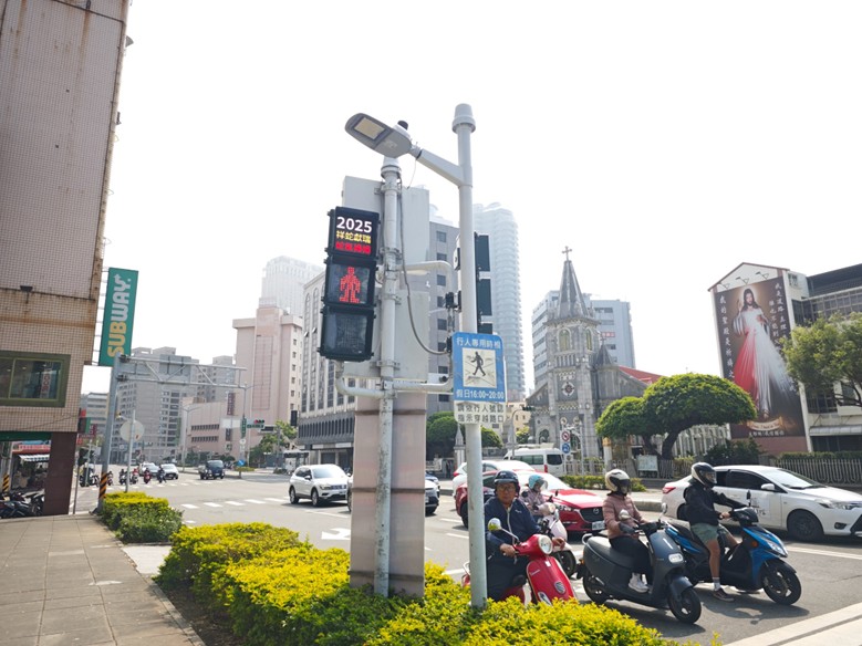 Kaohsiung Introduces Pedestrian Signal VMS to Promote Traffic Safety